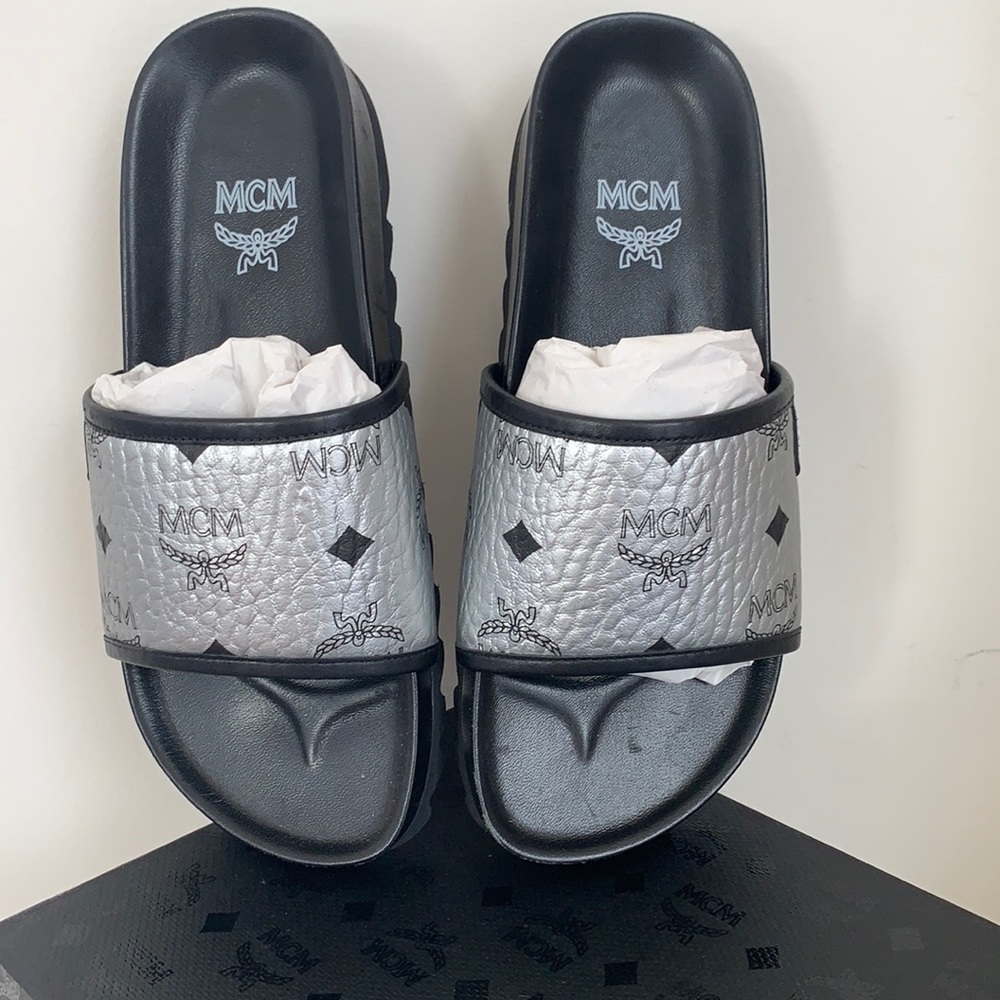 Women’s mcm slides 🔥🔥🔥🔥